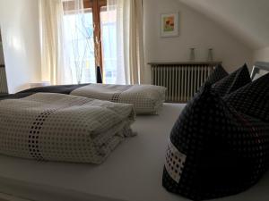 a bedroom with two beds with black and white pillows at Haus Framinger in Volkach