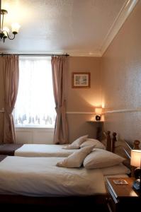 Łóżko lub łóżka w pokoju w obiekcie Molyneux Guesthouse
