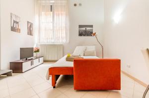 Schlafzimmer mit einem Bett, einem Tisch und einem TV in der Unterkunft Alessia's Flat- Portello 3 in Mailand