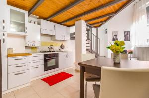 Virtuvė arba virtuvėlė apgyvendinimo įstaigoje Alessia's Flat- Portello 3