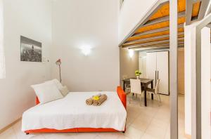 1 Schlafzimmer mit einem Bett und einem Esszimmer in der Unterkunft Alessia's Flat- Portello 3 in Mailand