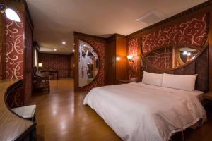 Llit o llits en una habitació de Golden Phoenix Hotel