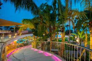 Сад в Aquamare Beach Hotel & Spa