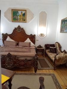 - une chambre avec un grand lit et un canapé dans l'établissement Villa Imperia, Museums-Hotel, à Blankenburg