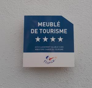 un panneau sur un mur qui lit la cuisine de melville de tou dans l'établissement Carpe Diem Bed & Breakfast, à Sélestat