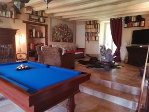 a living room with a pool table at le Logis d'Argenson in Beaulieu-sous-Parthenay