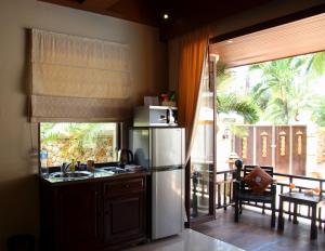 Gallery image of Sibaja Palms Sunset Beach Luxury Apartments in Taling Ngam Beach