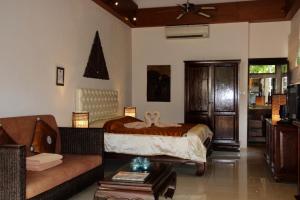 - un salon avec un lit et un canapé dans l'établissement Sibaja Palms Sunset Beach Luxury Apartments, à Taling Ngam Beach