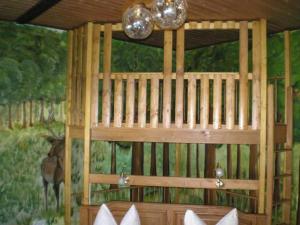 una habitación con una pared con una foto de un ciervo en Hotel Restaurant Zum Postillion, en Soltau