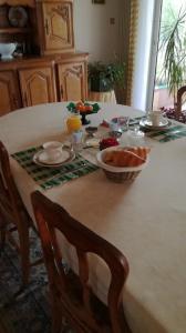 una mesa con un tazón de comida encima en Le Moulin de Fillièvres, en Fillièvres