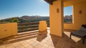 a balcony with a chair and a view of the mountains at Coto Real Andros 201 in Manilva