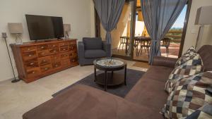 a living room with a couch and a tv at Coto Real Andros 201 in Manilva