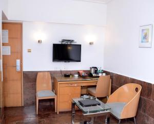 TV a/nebo společenská místnost v ubytování Ramee Guestline Hotel Khar