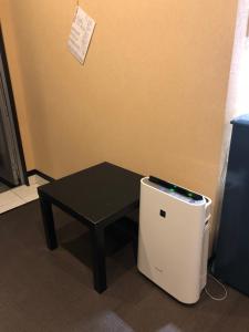 una mesa pequeña y una mesa pequeña con una mesa en Guesthouse Geragera en Kobe