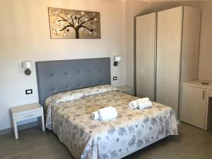 una camera da letto con un letto e due asciugamani di Meublé Leonetti a Palinuro