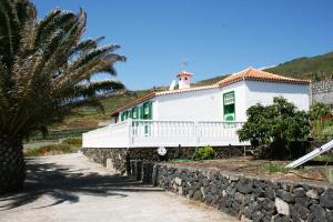una casa blanca con una palmera delante de ella en Pancho Molina, en Puntallana