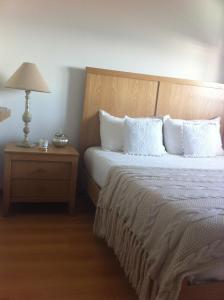 セジンブラにあるT2 com vista marのベッドルーム1室(ベッド1台、テーブルの上にランプ付)