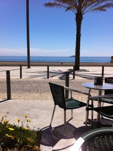 セジンブラにあるT2 com vista marのパティオ(ビーチのテーブルと椅子付)