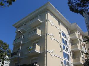 wysoki budynek ze schodami po jego stronie w obiekcie Hotel Moresco - Piscina Beach Village w mieście Riccione