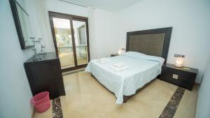 Posteľ alebo postele v izbe v ubytovaní Marina del Castillo 1012 + 24 fotografií