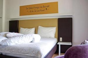 
A bed or beds in a room at Hotel Garni Loipenhof
