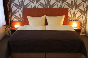 Postel nebo postele na pokoji v ubytování Hotel Schwarzer Adler Jever