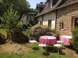 a table and chairs in front of a house at la boutique de laurence in Ségrie-Fontaine