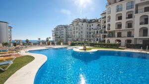 Bazén v ubytovaní Marina de la Duquesa 803 alebo v jeho blízkosti