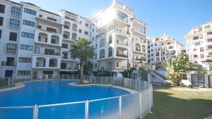 Bazén v ubytovaní Marina de la Duquesa 803 alebo v jeho blízkosti