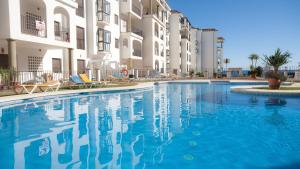 Bazén v ubytovaní Marina de la Duquesa 803 alebo v jeho blízkosti