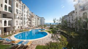 Bazén v ubytovaní Marina de la Duquesa 803 alebo v jeho blízkosti