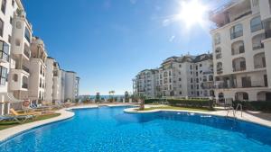 Bazén v ubytovaní Marina de la Duquesa 803 alebo v jeho blízkosti
