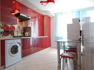 トゥーラにあるInndays on Prospekt Lenina 157のキッチン(赤いキャビネット、洗濯機付)