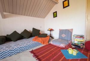 Posezení v ubytování Cosy Homestay by StayVista - A Tranquil Retreat on Cloud 9