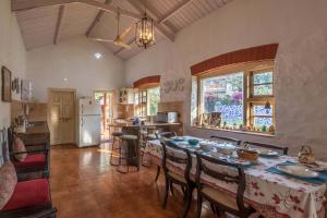 Posezení v ubytování Cosy Homestay by StayVista - A Tranquil Retreat on Cloud 9 + 18 fotografií