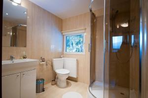 シュクラルスカ・ポレンバにあるPensjonat Magdalenaのバスルーム(シャワー、トイレ、シンク付)