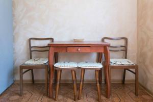 モスクワにあるDearHome Morshanskayaの木製テーブル(椅子2脚、ボウル付)