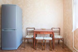 モスクワにあるDearHome Morshanskayaの小さなテーブル、冷蔵庫が備わります。