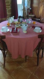 Ségrie-Fontaine的住宿－la boutique de laurence，一张桌子上放着粉红色的桌布