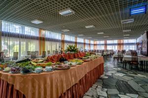 a large banquet hall with long tables with plates of food at OW Posejdon Jastarnia - blisko morza i nad zatoką in Jastarnia