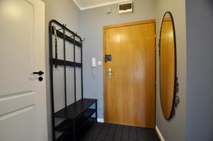 ワルシャワにあるAbrahama Apartmentの廊下(木製のドア、壁にサーフボード付)