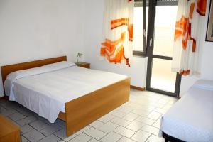 リニャーノ・サッビアドーロにあるVilla Nodariのベッドルーム(大型ベッド1台、窓付)