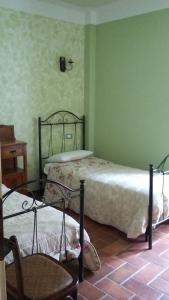 1 dormitorio con 2 camas y mesa. en Alloggi Agrituristici Antica Dimora en San Demetrio neʼ Vestini