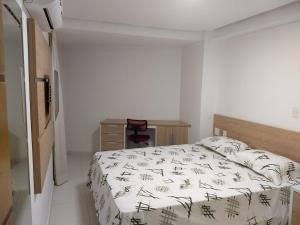 1 dormitorio con cama, escritorio y silla en Terrazzas 209, en João Pessoa