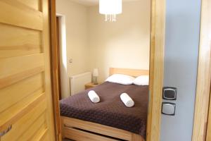 Łóżko lub łóżka w pokoju w obiekcie Apartamenty Pod Niedźwiedziem I