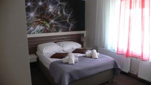 ein Schlafzimmer mit einem Bett mit Handtüchern darauf in der Unterkunft Motelis Bu-Bu in Pļaviņas
