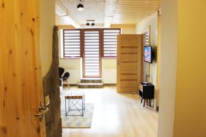 Telewizja i/lub zestaw kina domowego w obiekcie Apartamenty Pod Niedźwiedziem I