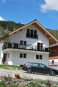 ein schwarzes Auto, das vor einem Gebäude geparkt ist in der Unterkunft Haus Kissel in Saalbach-Hinterglemm