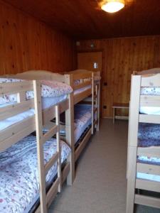 Bunk bed o mga bunk bed sa kuwarto sa Rifugio Col de Varda
