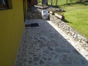 
a stone walled area with a stone bench at Oma's Hutte in Cărpiniş
